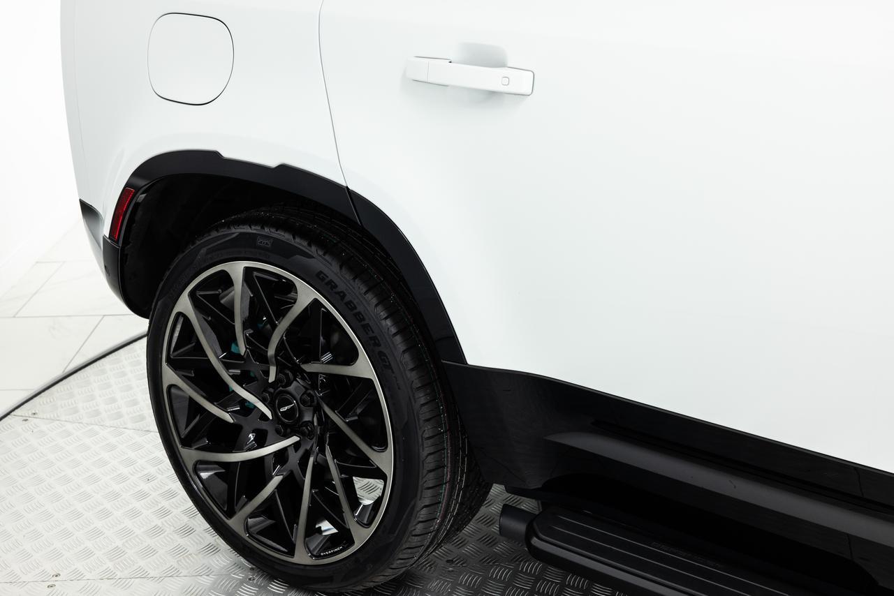 2025 Land Rover Defender V8 - Photo 23