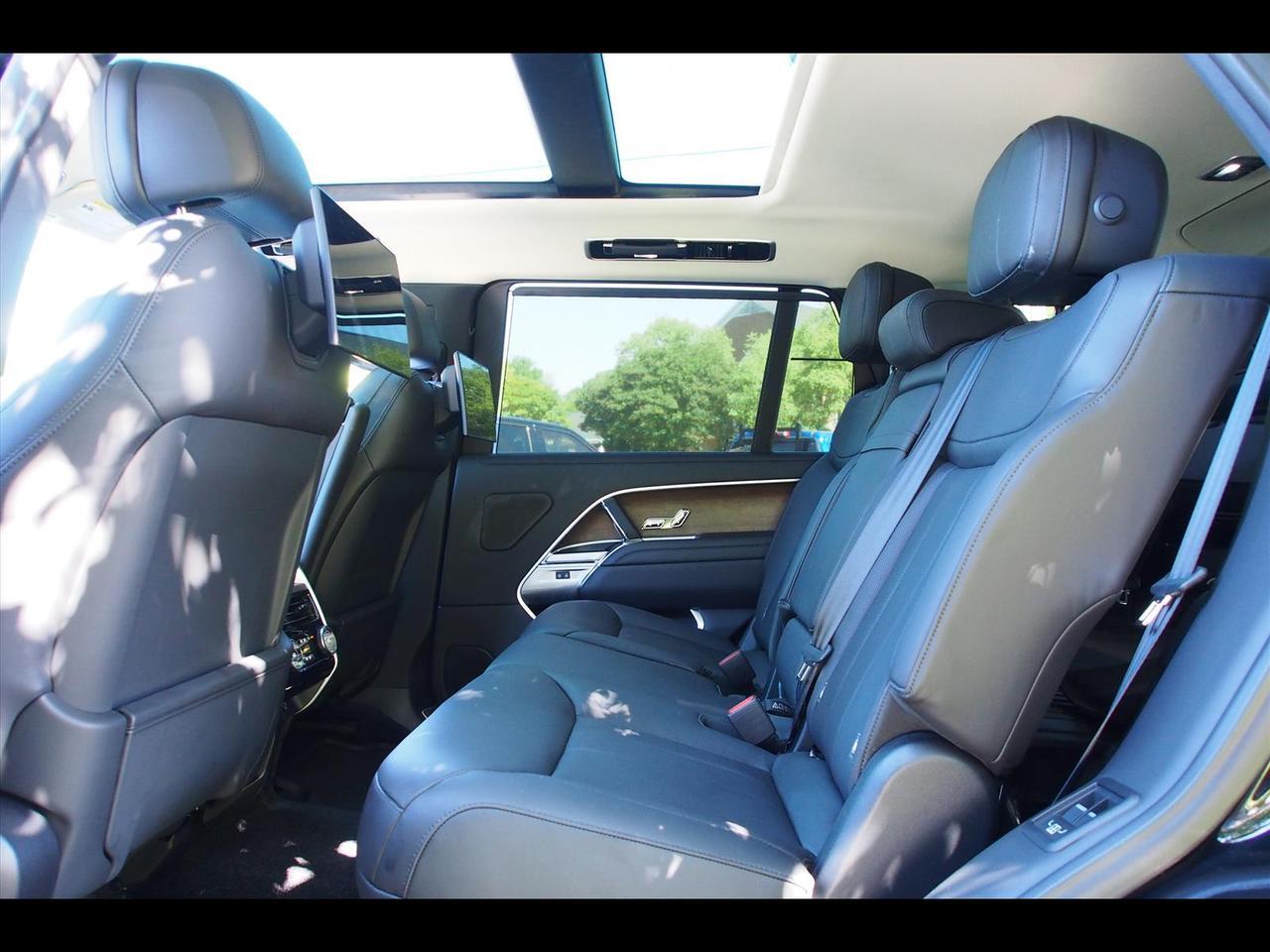2025 Land Rover Range Rover P530 SE LWB