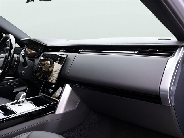 2025 Land Rover Range Rover Plug-In Hybrid SE Oshkosh WI