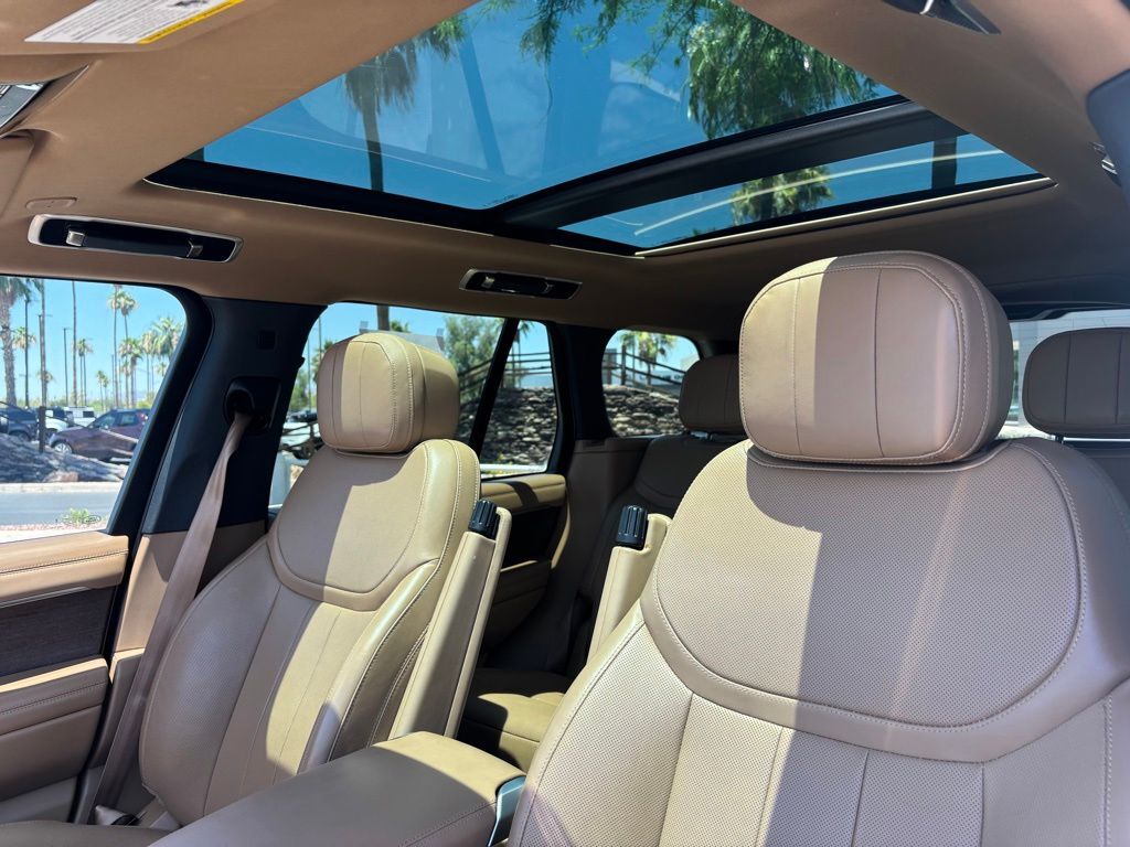 2025 Land Rover Range Rover SE