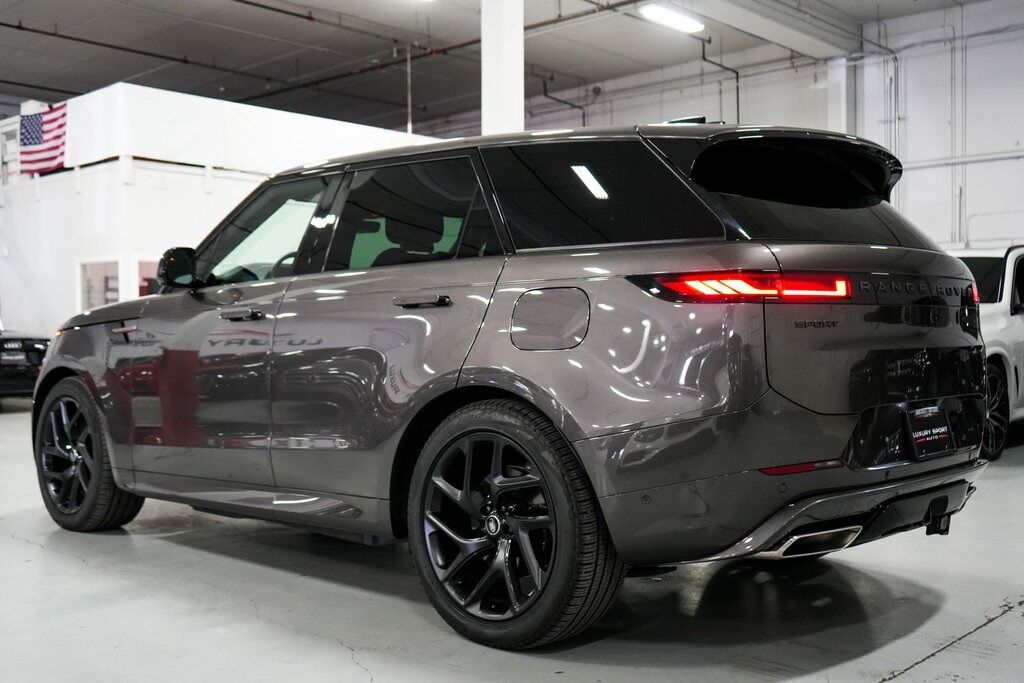 2025 Land Rover Range Rover Sport P460e Dynamic SE photo 3
