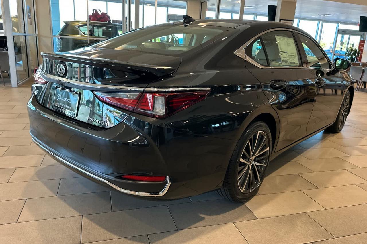 2025 Lexus ES