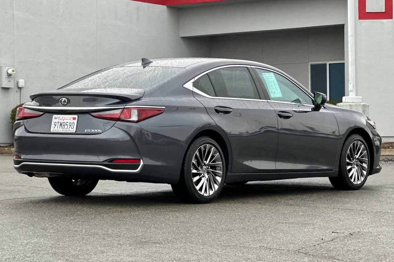 2025 Lexus ES 300h Luxury