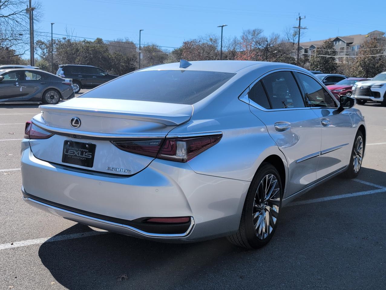 2025 Lexus ES 300h Luxury