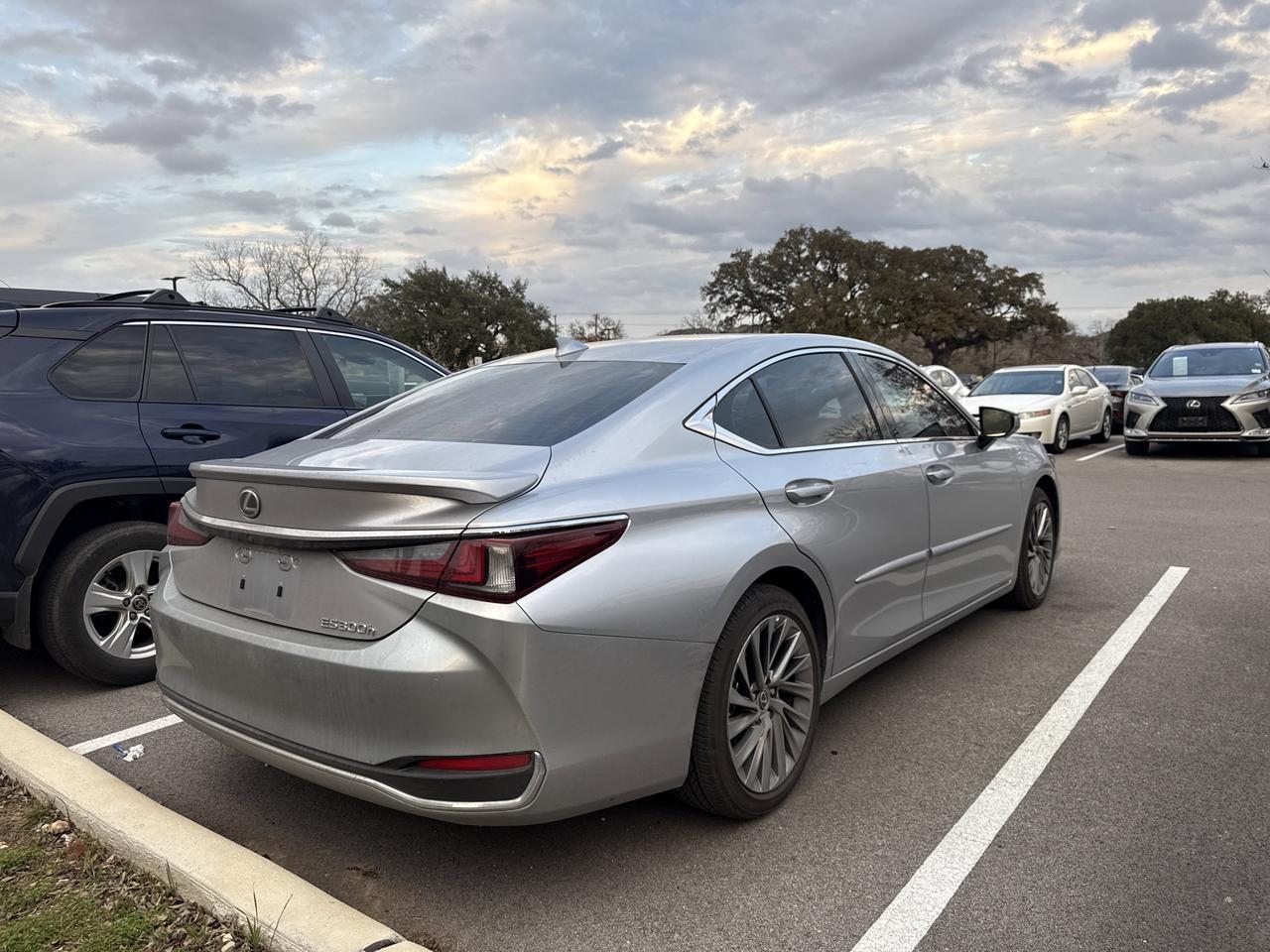 2025 Lexus ES 300h Luxury