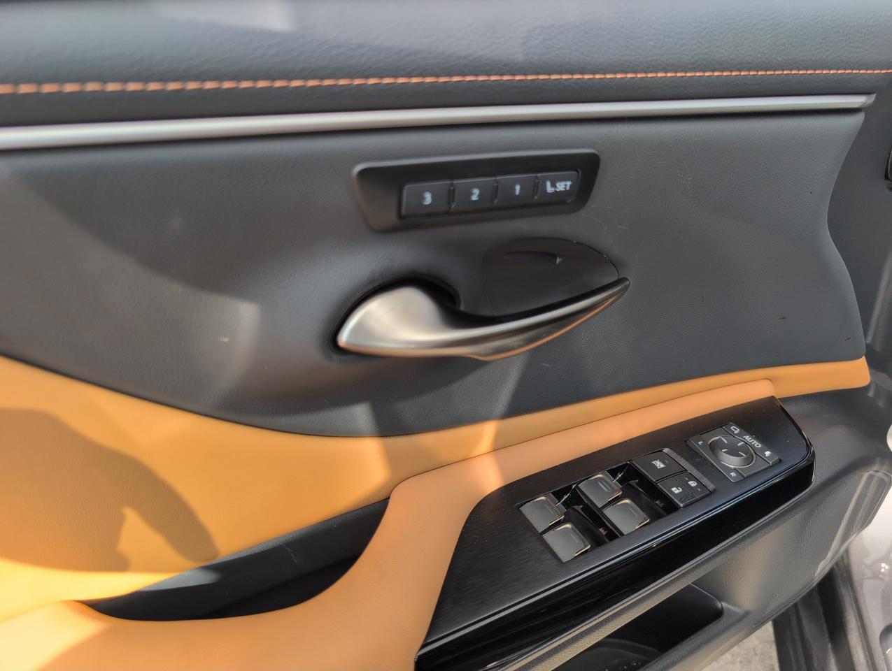 2025 Lexus ES 300h San Antonio TX