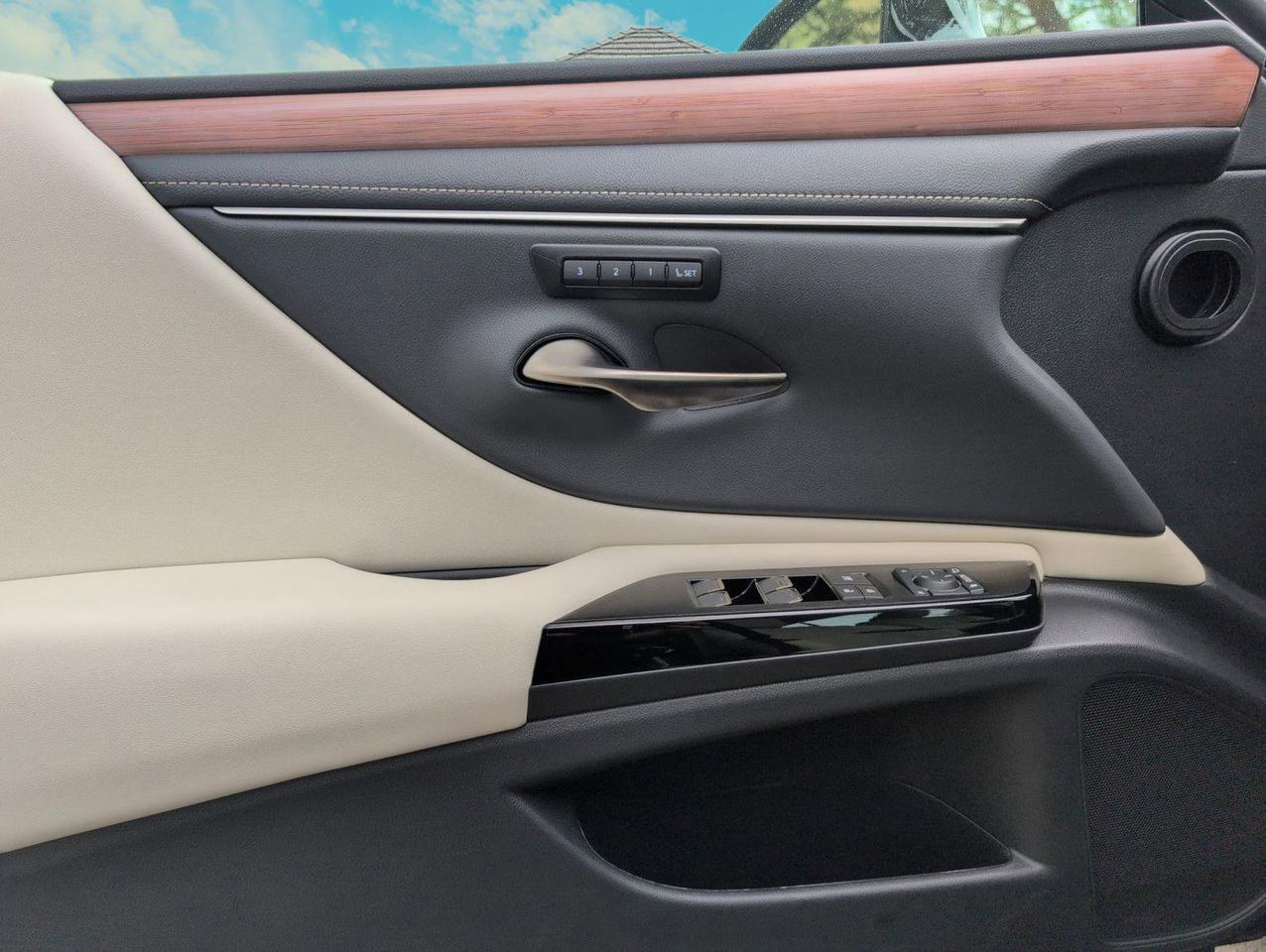 2025 Lexus ES 300h San Antonio TX