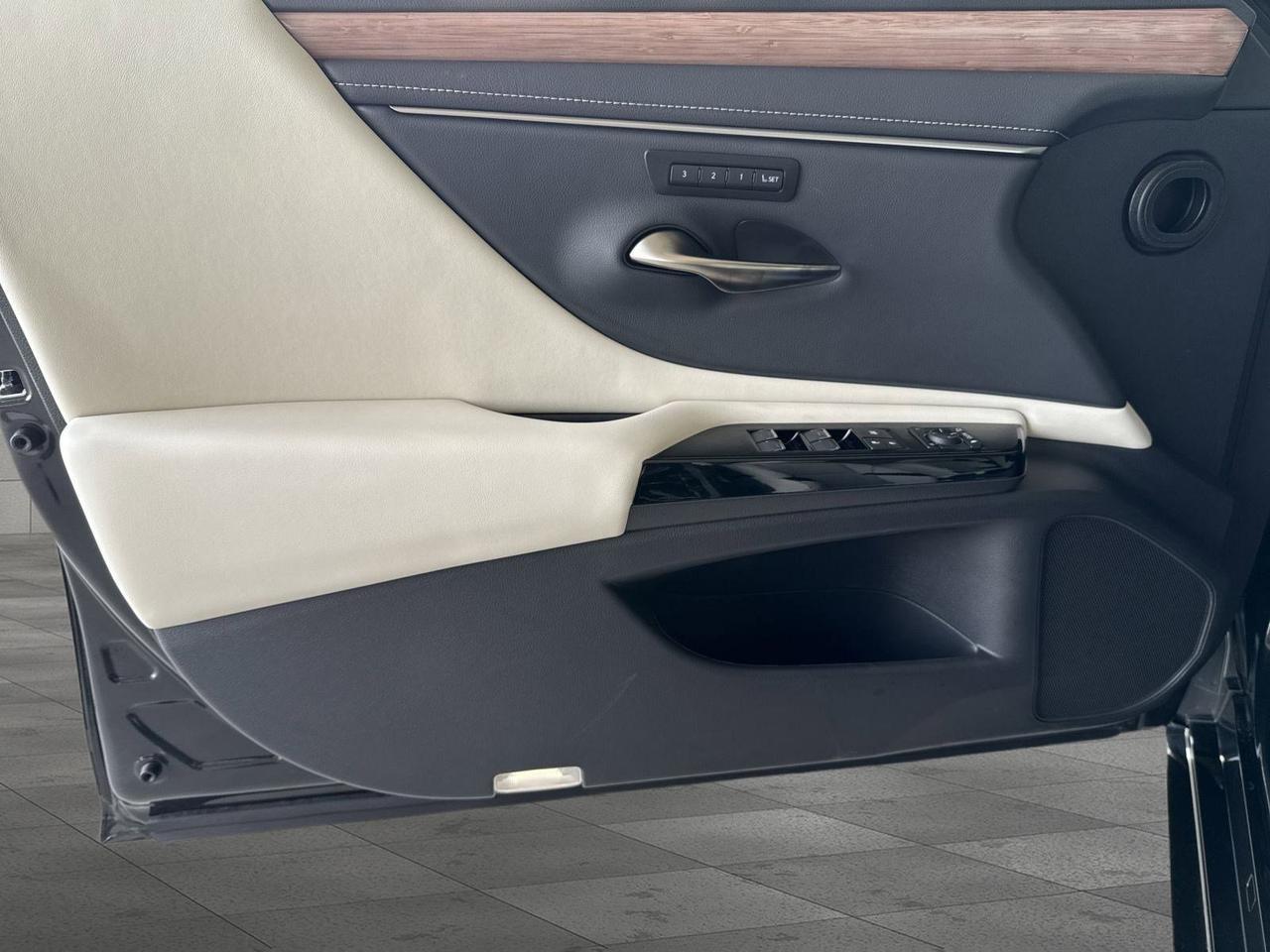 2025 Lexus ES 300h San Antonio TX