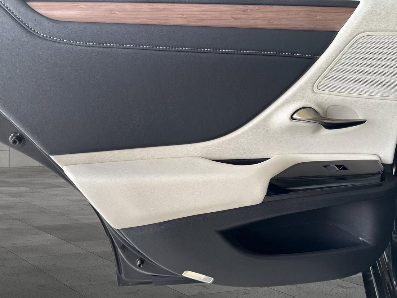 2025 Lexus ES 300h San Antonio TX