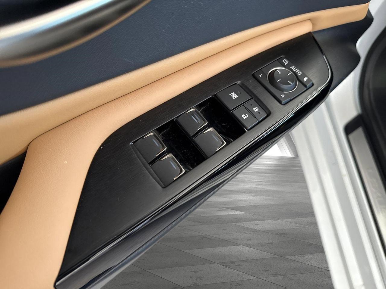 2025 Lexus ES 300h San Antonio TX