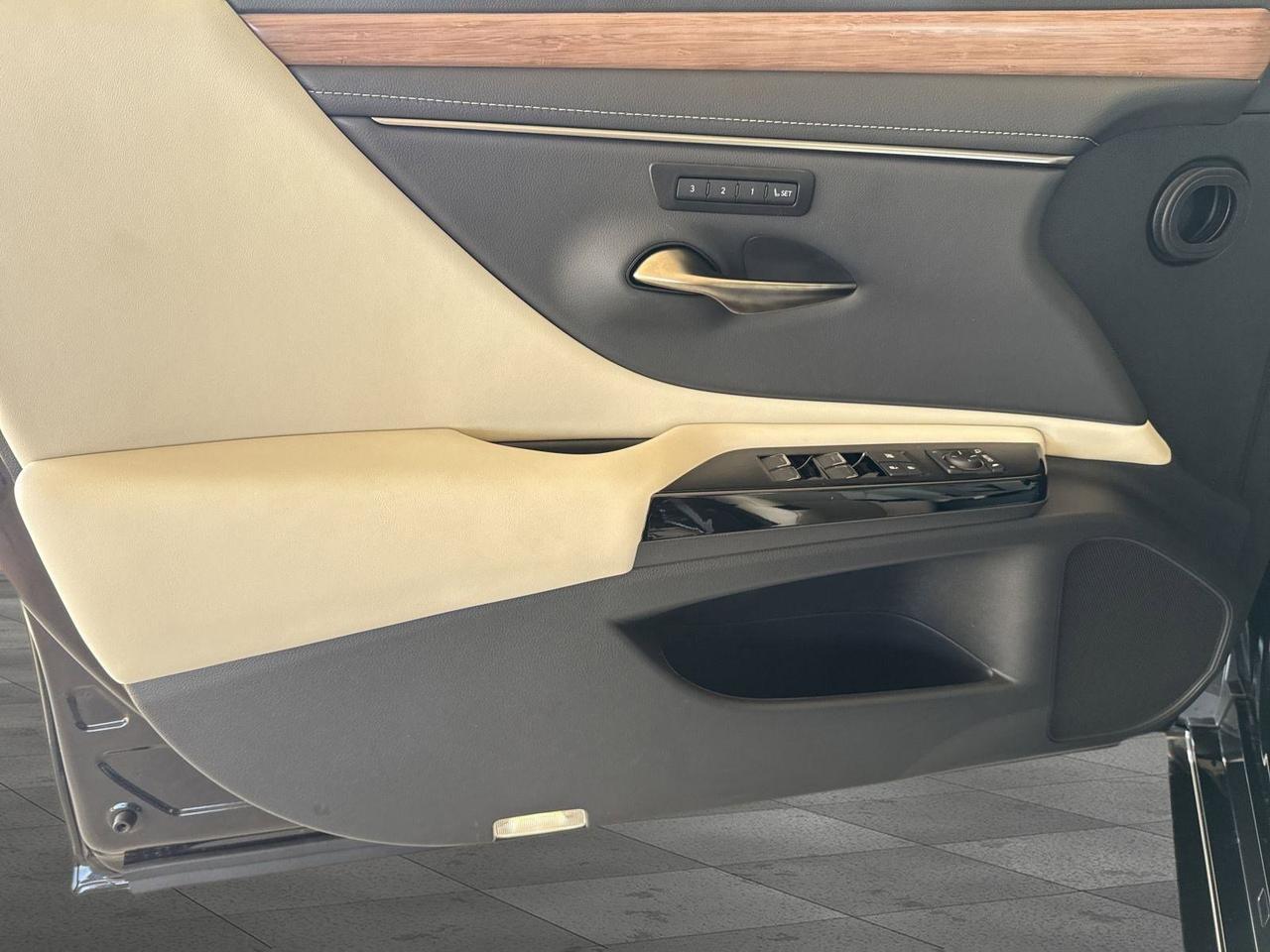 2025 Lexus ES 300h San Antonio TX