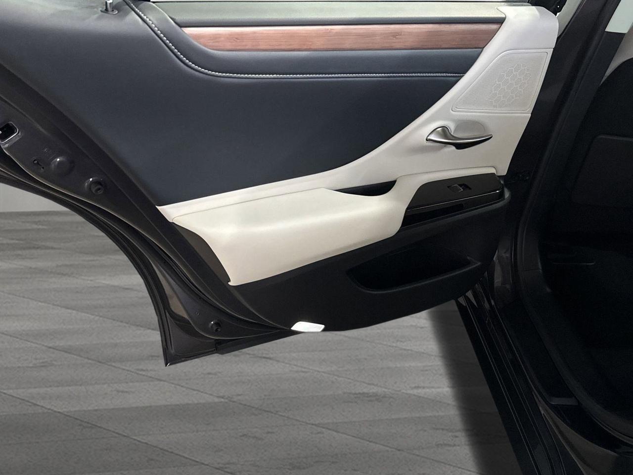 2025 Lexus ES 300h San Antonio TX