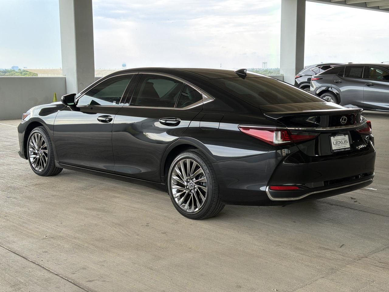 2025 Lexus ES 300h Ultra Luxury