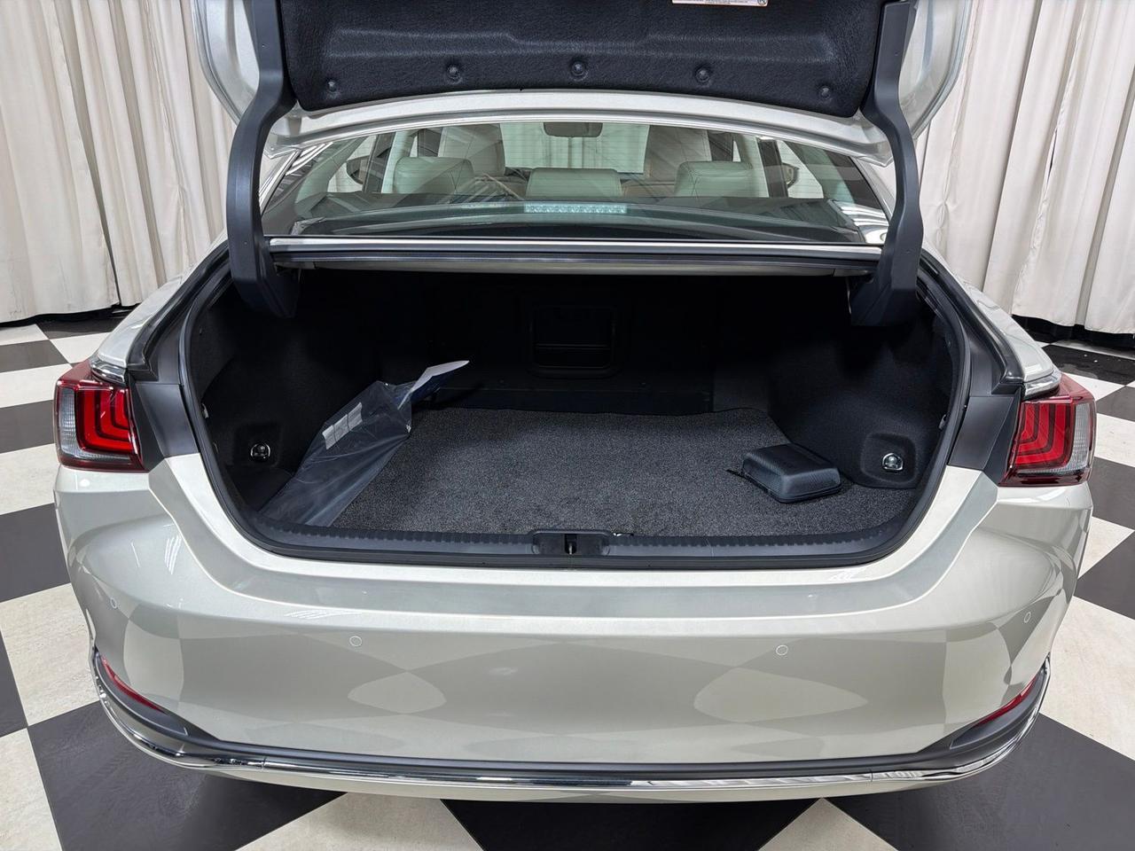 2025 Lexus ES 300h Annapolis MD