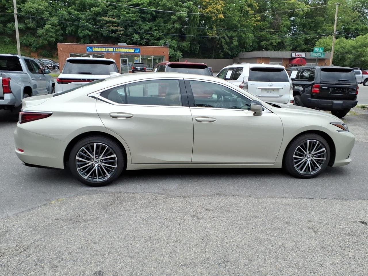 2025 Lexus ES 350 Base