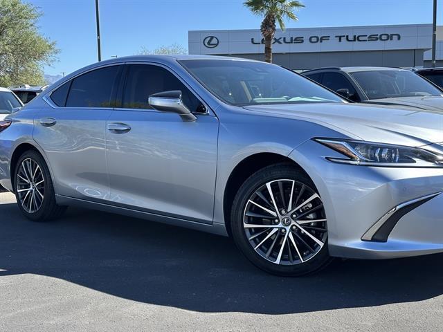 2025 Lexus ES Base