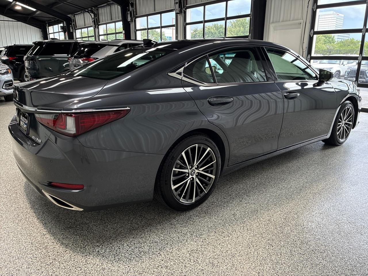2025 Lexus ES350 Premium Pkg, Pano Roof, 12.3in Interface, 18in Wheels, Only 5k Miles