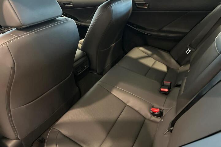 2025 Lexus IS 300 F SPORT photo 2