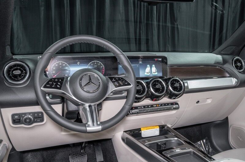 2025 Mercedes Benz GLB 250 photo 18