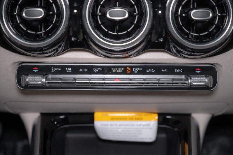 2025 Mercedes Benz GLB 250 photo 17