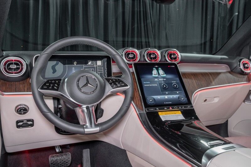 2025 Mercedes Benz GLC 300 photo 18