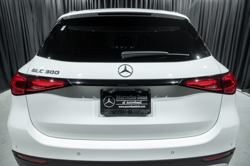 2025 Mercedes Benz GLC 300 photo 6