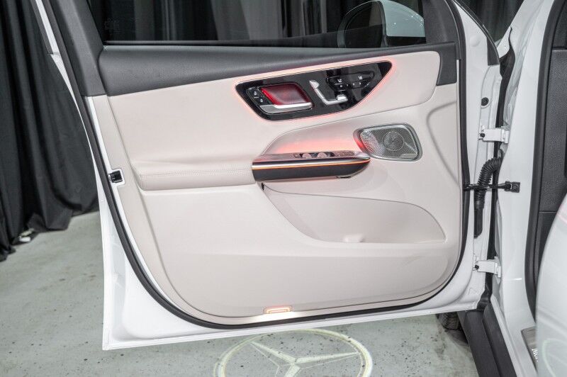 2025 Mercedes Benz GLC 300 photo 10