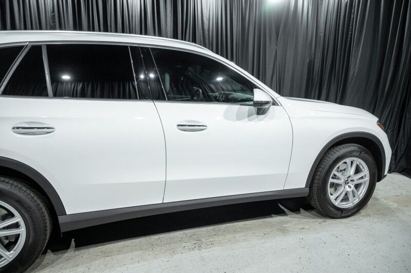 2025 Mercedes Benz GLC 300 photo 4