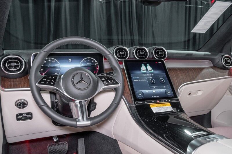 2025 Mercedes Benz GLC 300 photo 18