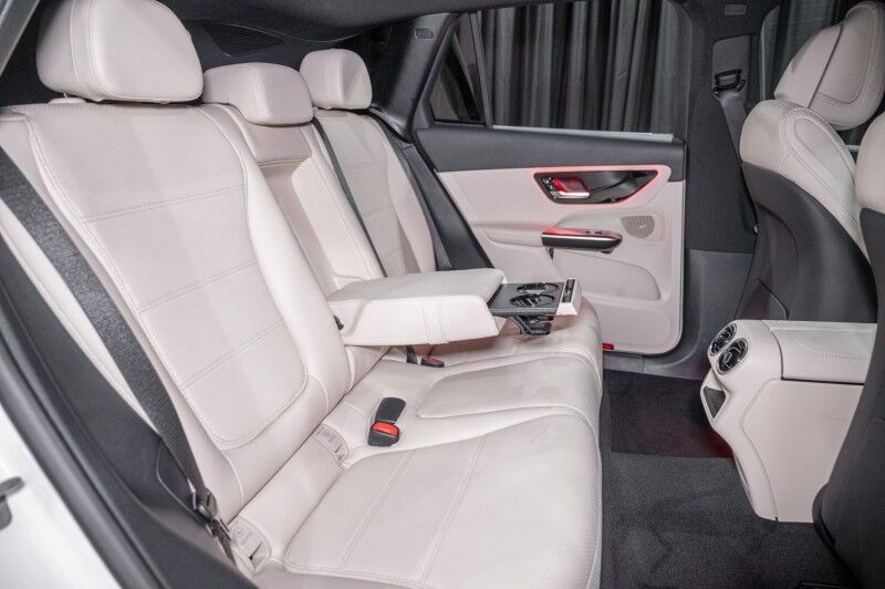 2025 Mercedes Benz GLC 300 photo 13