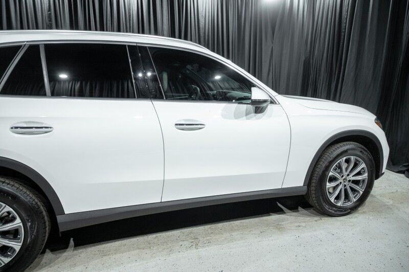 2025 Mercedes Benz GLC 300 photo 4