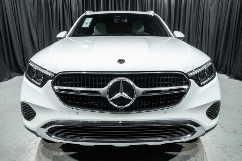 2025 Mercedes Benz GLC 300 photo 2