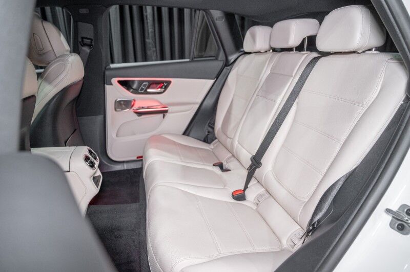 2025 Mercedes Benz GLC 300 photo 12