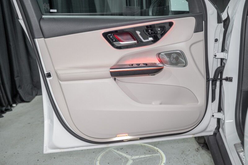 2025 Mercedes Benz GLC 300 photo 10