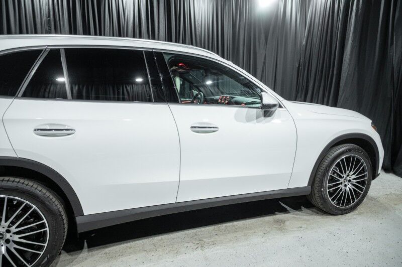 2025 Mercedes Benz GLC 300 photo 4