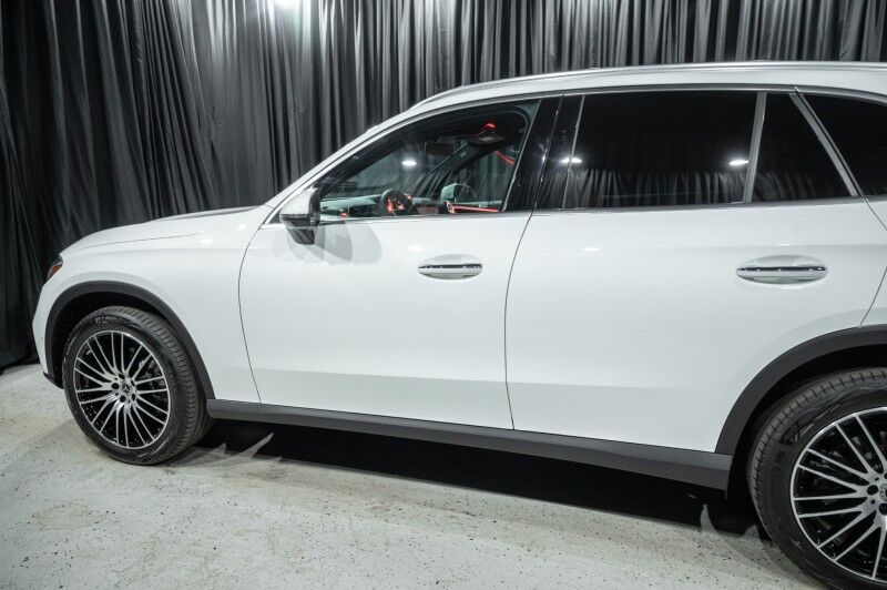 2025 Mercedes Benz GLC 300 photo 5