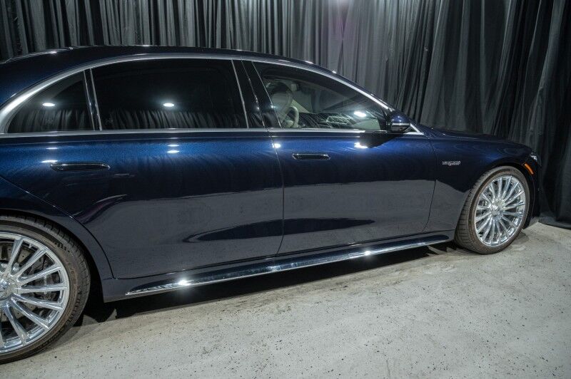 2025 Mercedes Benz S AMG 63 4MATIC photo 4