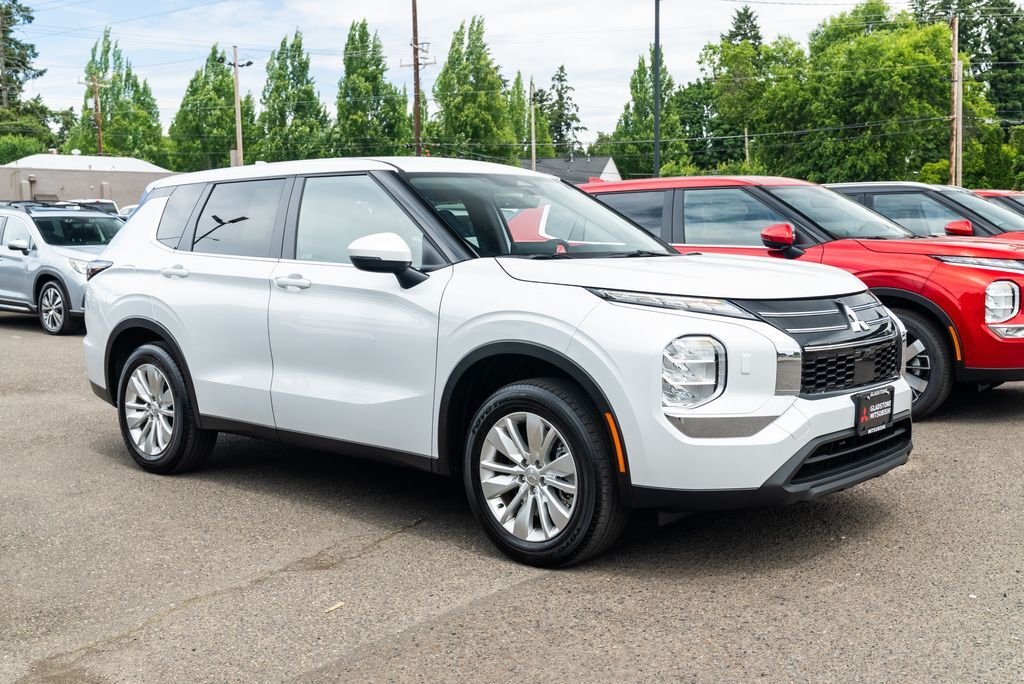 2025 Mitsubishi Outlander ES