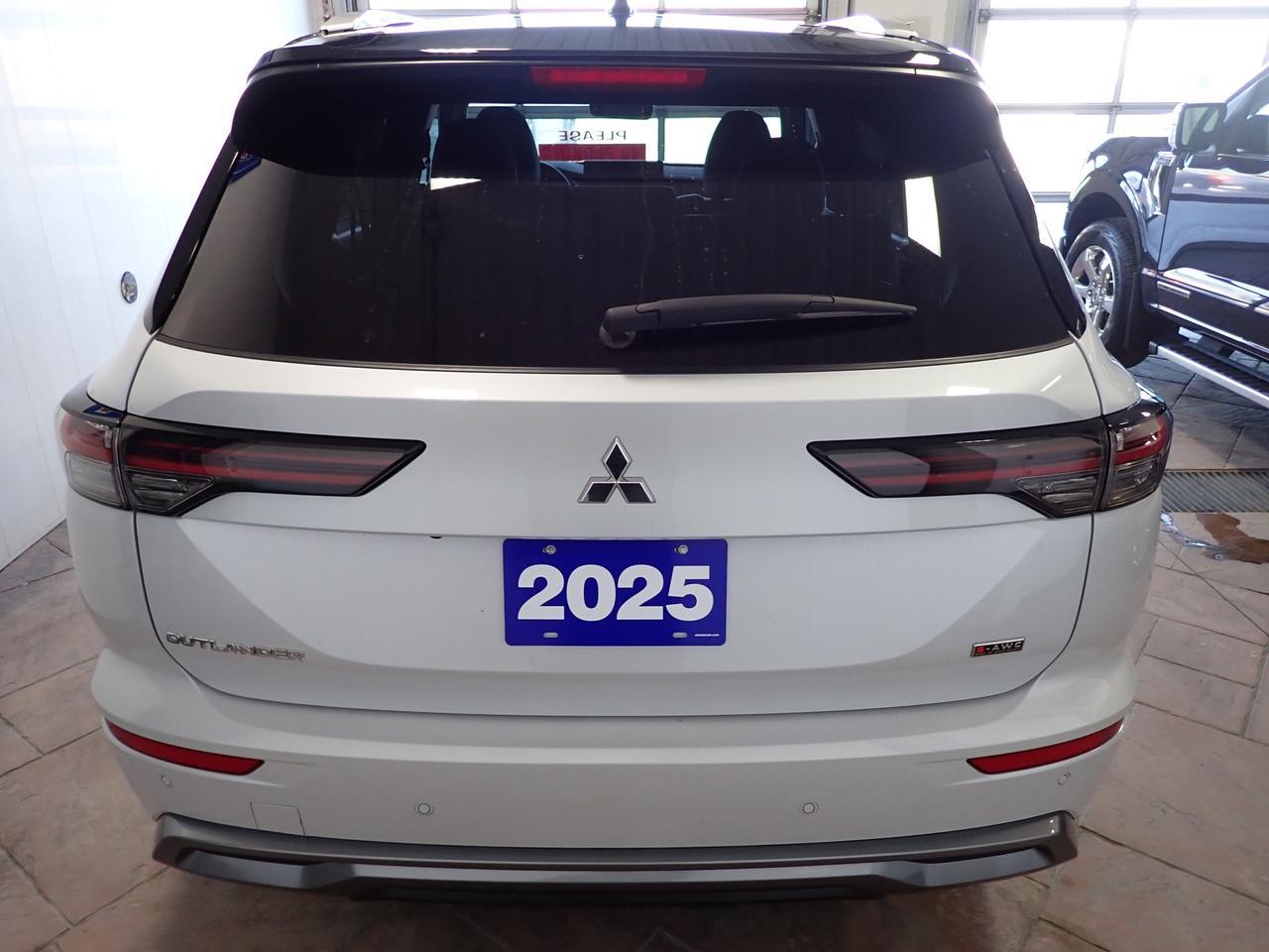 2025 Mitsubishi Outlander GT 7 PASS 4WD LEATHER NAVI SUNROOF Listowel ON
