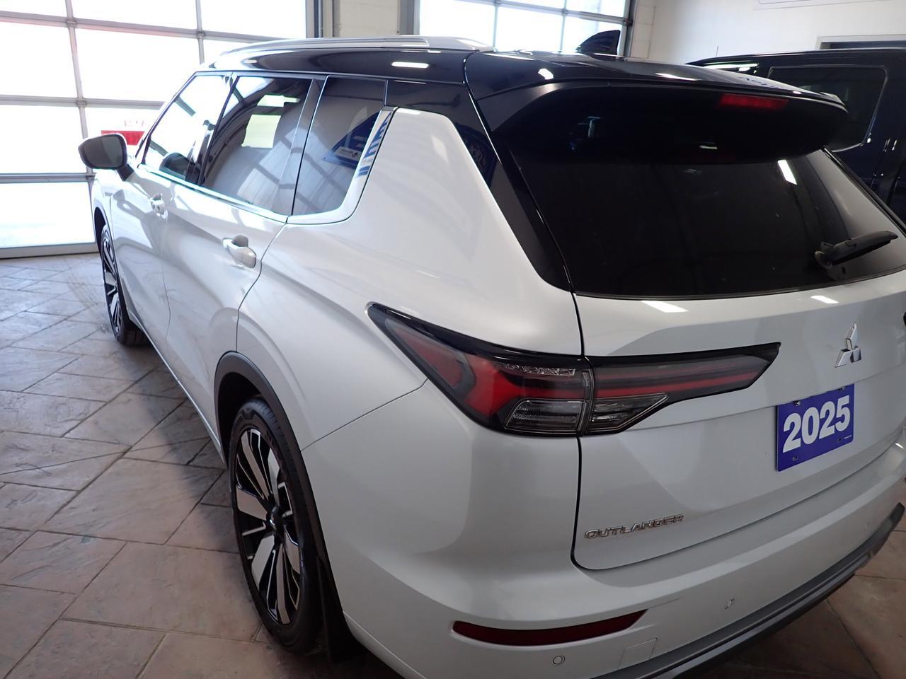 2025 Mitsubishi Outlander GT 7 PASS 4WD LEATHER NAVI SUNROOF Listowel ON