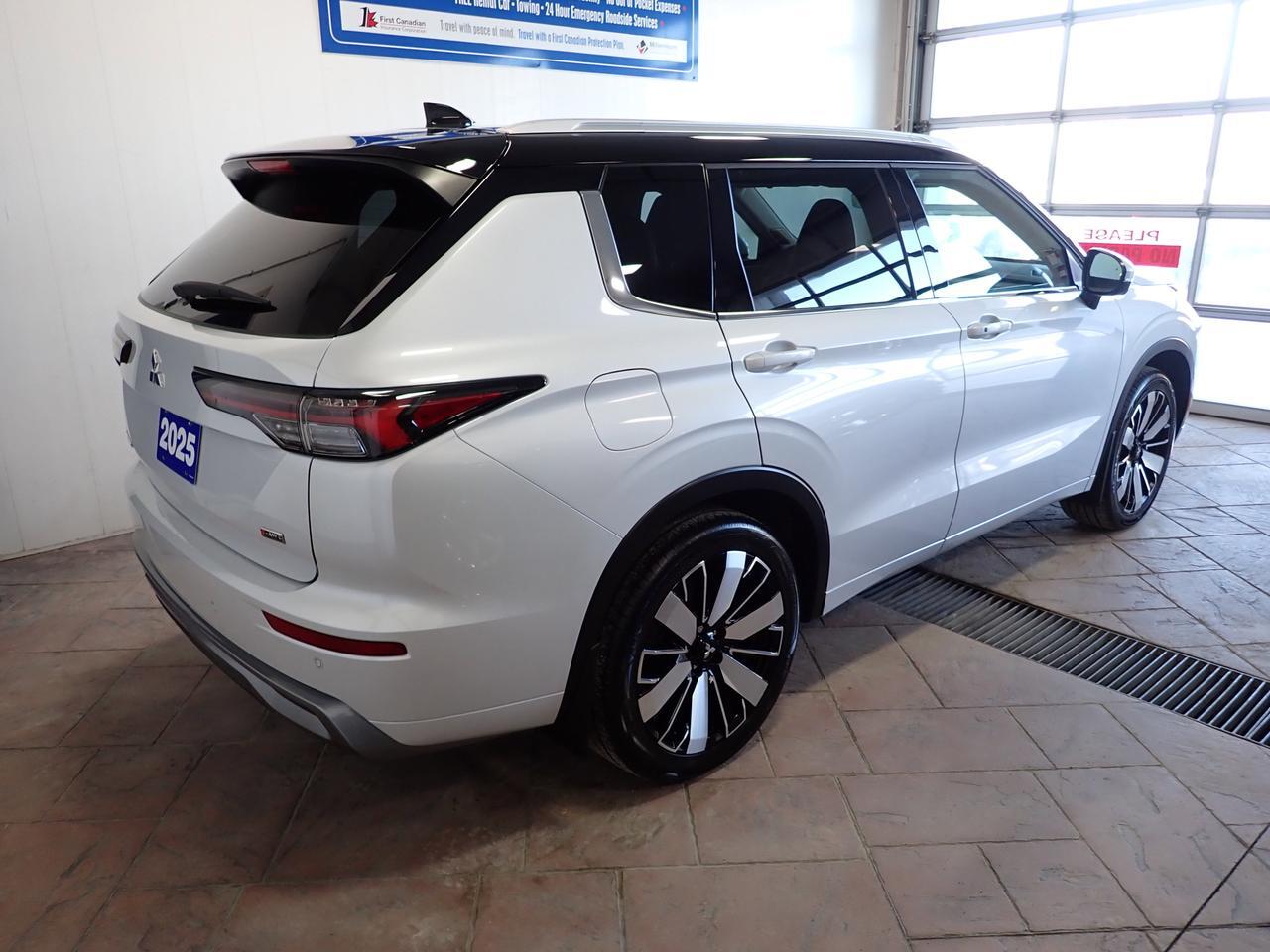 2025 Mitsubishi Outlander GT 7 PASS 4WD LEATHER NAVI SUNROOF Listowel ON