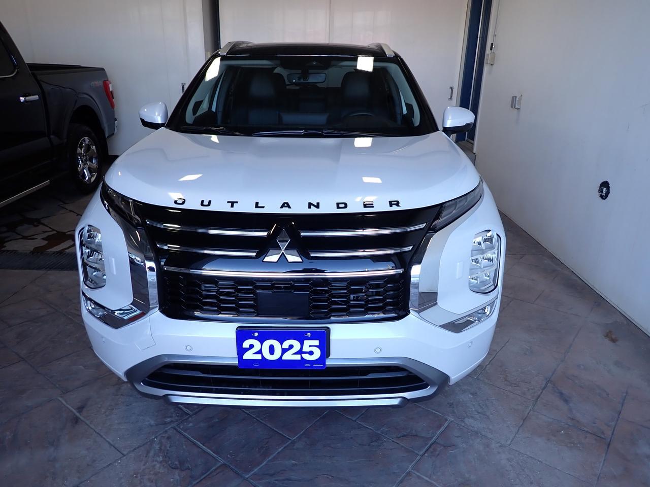 2025 Mitsubishi Outlander GT 7 PASS 4WD LEATHER NAVI SUNROOF Listowel ON