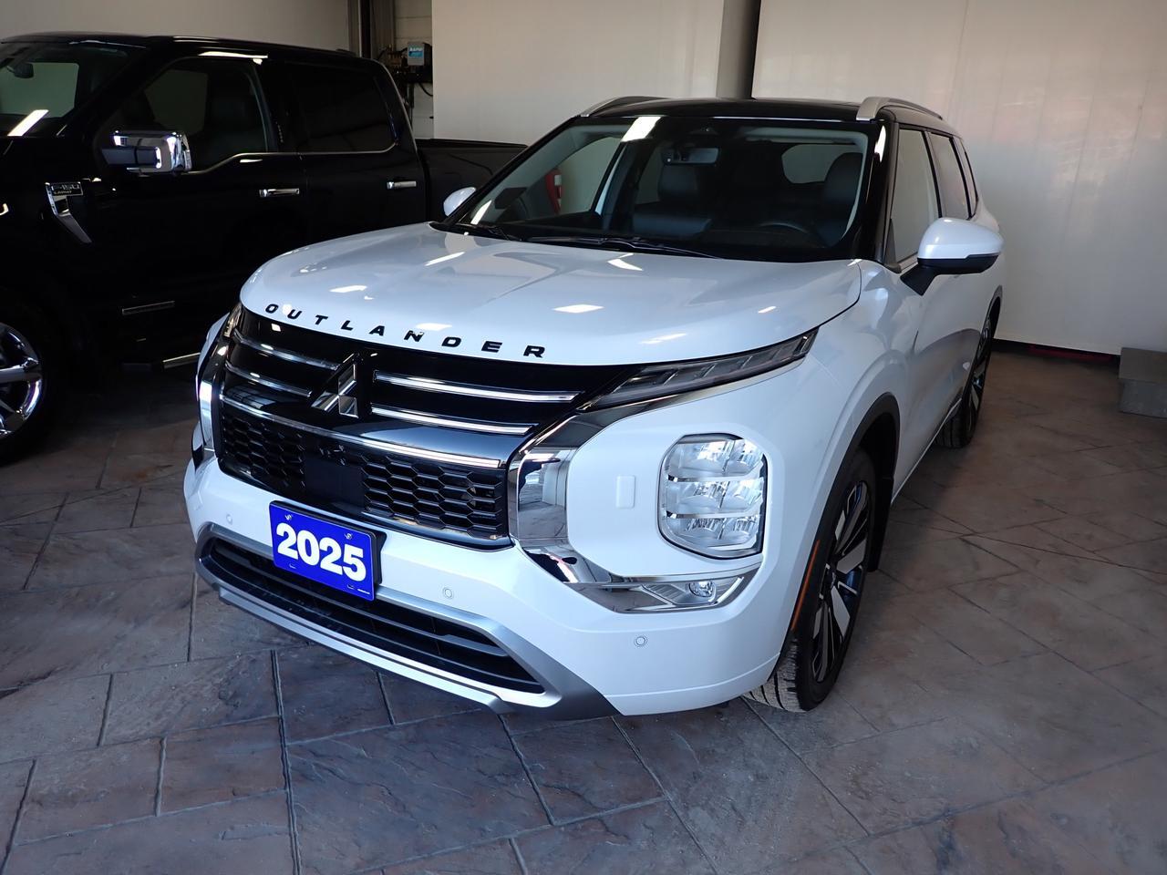 2025 Mitsubishi Outlander GT 7 PASS 4WD LEATHER NAVI SUNROOF Listowel ON