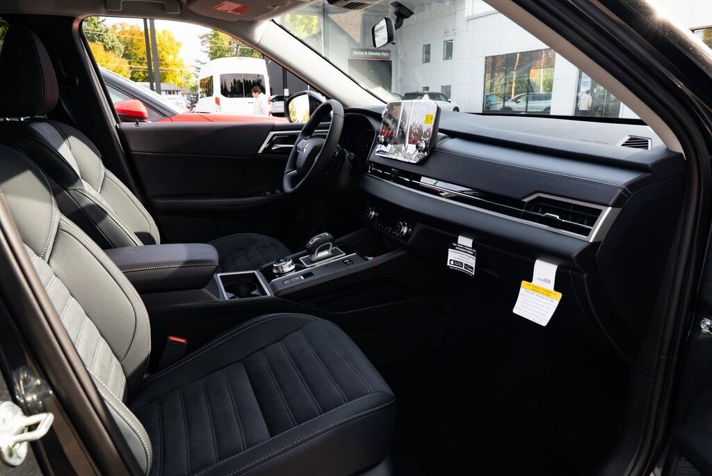 2025 Mitsubishi Outlander PHEV SE Milwaukie OR