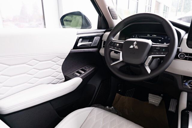 2025 Mitsubishi Outlander Platinum Edition Milwaukie OR