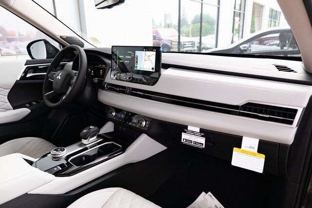 2025 Mitsubishi Outlander Platinum Edition Milwaukie OR