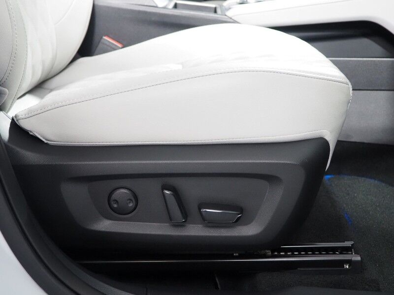 2025 Mitsubishi Outlander Plug-In Hybrid SEL AWD *NAVIGATION, ADAPTIVE CRUISE, SAFETY ALERTS, 360 VIEW CAMERAS, PANORAMA MOONROOF, LEATHER, HEATED SEATS/STEERING, 20 INCH WHEELS, WIRELESS CHARGING, ANDROID & APPLE Round Rock TX