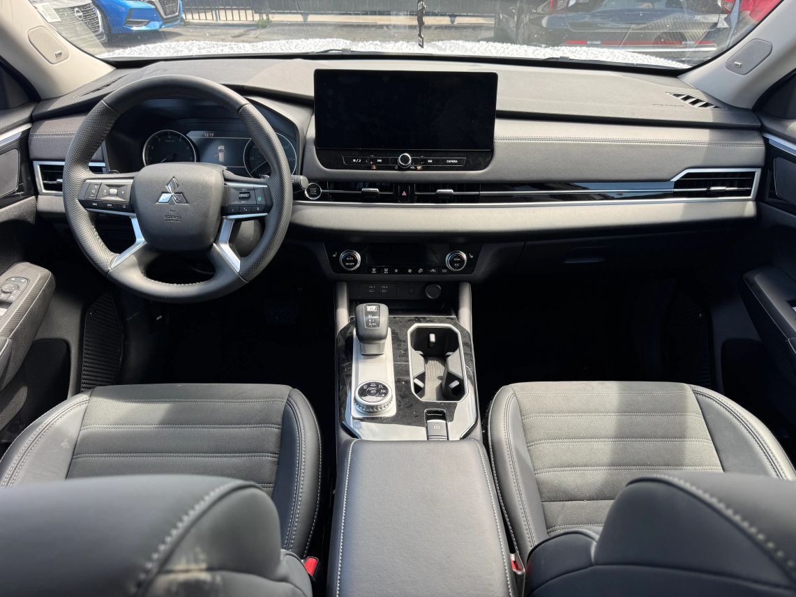 2025 Mitsubishi Outlander SE Sport Utility 4D