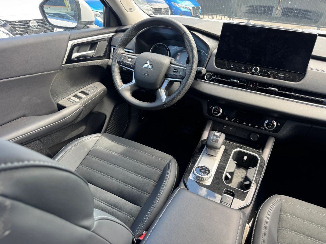 2025 Mitsubishi Outlander SE Sport Utility 4D