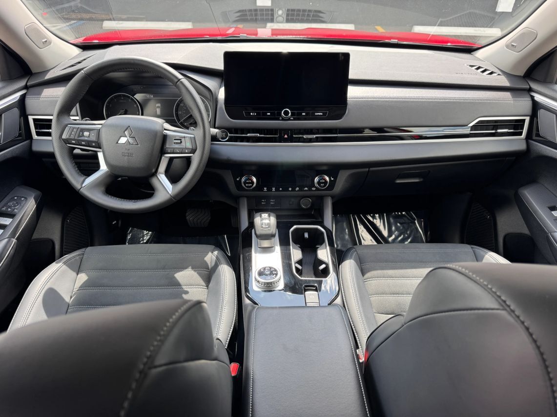 2025 Mitsubishi Outlander SE Sport Utility 4D